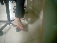 Candid Foot in college - faceshot - Feet 38