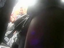 Morena faldita en tren de hierro