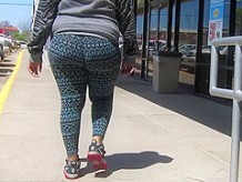 Big fat jiggly juicy booty in yoga pants