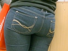 Candid wide ass milf in tight jeans