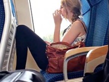 Blondes Girl mit schoener Figur und tollen Beinen