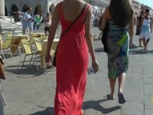 Candid a hermosa chica de vestido rojo largo