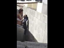 Vecina lavando con chichotas