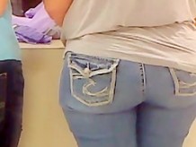 Candid - Big ass milf im tight jeans.