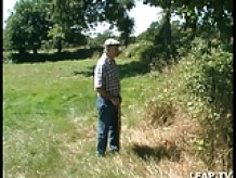 Sodomie dans le jardin avec papy