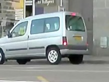 Bien porter des bas et porte jarretelles avec une minijupe