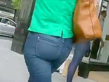 Candid milf in tight jeans