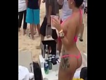 Nalgona calentando vergas en la playa