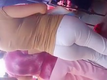 RICAS NALGAS DE MADURA EN EL TIANGUIS.