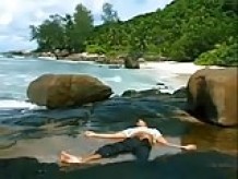 Razz- lei lo trova svenuto sulla spiaggia e lo rianima 