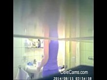Disfruta a mi madre en el baño. Cámara oculta
