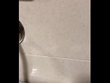 Spycam en el baño público buena polla