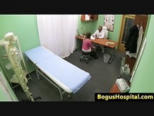 Paciente de hospital tetona necesita una dosis de doctor