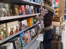 Mujer de supermercado en jeans ajustados