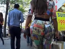 Chica latina de gran culo con ropa colorida ajustada