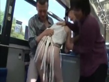 Yui Tatsumi a tientas repetidamente en el autobús