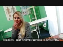 Sexy rubia consigue creampie de médico en falso hospital