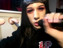 Poseído goth transgirl chupa 3 pollas descuidado bukakke deepthroat trabajando con el pie