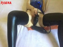 Penetrada por primera vez con doble consolador y tapón anal inflable