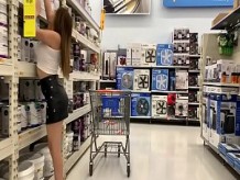 Un verdadero monstruo grabando a una chica caliente en Walmart -