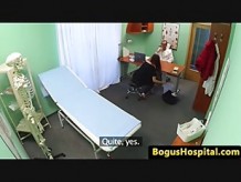 Hermosa paciente dickriding en el escritorio de los médicos