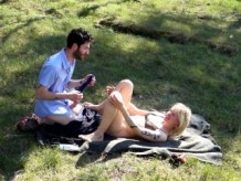 ¡Solicitud de fan! Desnudo al aire libre, follando, lamiendo el coño, corrida en el bosque