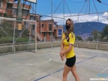 Me atrevi a jugar futbol con mi lovense exuberante puesto, mira como me chorreo en los pantalones!