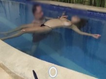 Adolescente tetona mostrando las tetas en la piscina pública, nos atraparon follando