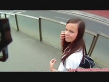 Adolescente europea POV follada en público