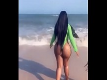 LA MODELO DE GHANA MOESHA BODOUNG SACUDE EL CULO EN LA PLAYA