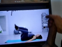 Masturbándose una buena polla viendo una clase de gimnasia virtual de una madura morena con cuerpo en forma