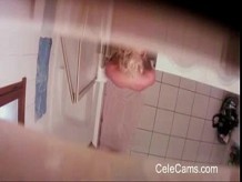 Cámara oculta - Milf se desnuda en el baño