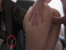Ella es tan sexy que el esperma voló hasta el reposabrazos de la silla