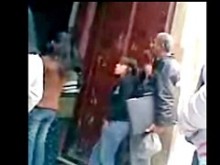 Chica se deja dar arrimones por anciano en la iglesia