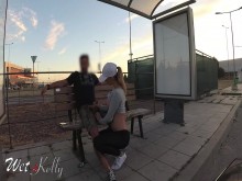 Novia cachonda con gran culo follada en la estación de autobuses. 4K Wet Kelly