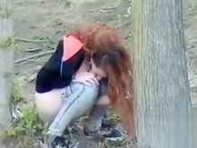 Grupo de chicas alemanas desesperadas disfruta orinando en el bosque