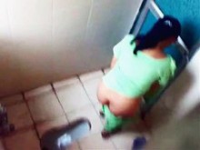 damas indias filmadas en cámara espía en un baño público