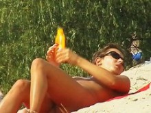 Video de playa de tetas perfectas siendo frotadas con aceite bronceador