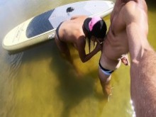 HOTBODYGIRL tomando un descanso del paddleboarding