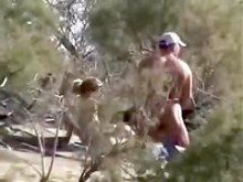 Voyeur masturbándose frente a una chica desnuda. ¡Ella lo acepta!