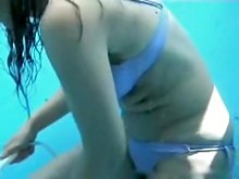 Chica quitándose el bikini y lavando los amuletos desnudos