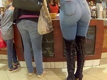Buen culo en pantalones holgados