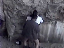 Chico se folla a una chica negra cerca de las rocas