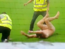 Maníaco desnudo corre alrededor del campo de fútbol