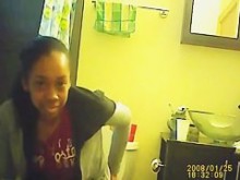 Chica negra meando en el baño tiene el pelo extra grueso