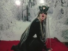 Catwoman folla una almohada