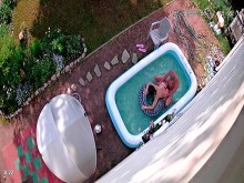 sexo en la piscina en casa