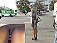 Hermosa playgirl upskirt en una parada de autobús