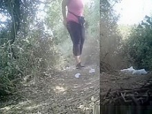 Mujeres deportistas orinando al aire libre