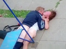 Pareja borracha follando en el patio de recreo